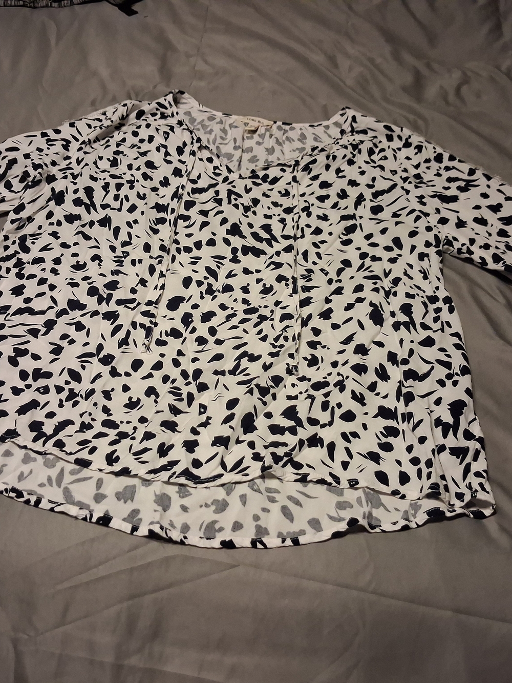 Black & White Printed V-Neck Long-Sleeve Blouse